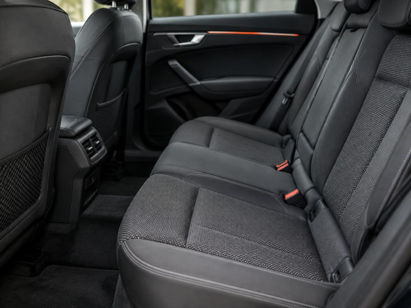 Interior automóvel com estofos têxteis higienizados